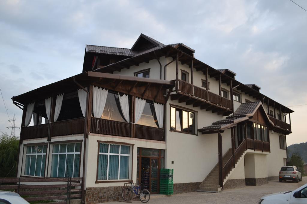 Pensiunea Meridian Корбени Екстериор снимка